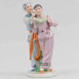 "Pareja de enamorados" Grupo escultórico en porcelana china. Trabajo Chino, Siglo XX. Destaca la