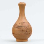 Jarroncito en cerámica china. Trabajo Chino, Siglo XX. Decorado con escena de paisaje fluvial.