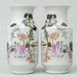 Pareja de jarrones en porcelana china. Trabajo Chino, Siglo XX. Decorados con escenas de sabios en