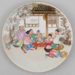 Plato en porcelana china para colgar. Trabajo Chino, Siglo XX Decorado con escena de niños