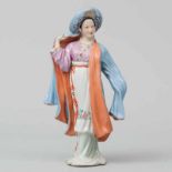 "Dama con Sombrero" Figura escultórica en porcelana china. Trabajo Chino, Siglo XX. Presenta