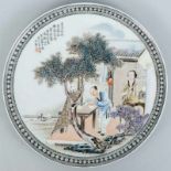 Plato de jardín en porcelana china. Trabajo Chino, Siglo XX. Se representa escena doméstica en el