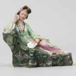 "Dama recostada con Pay-Pay" Figura en porcelana china. Trabajo Chino, Siglo XX. Marca en la base.