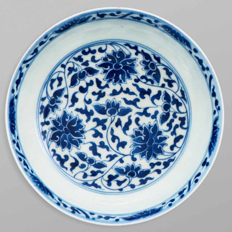 Plato circular en porcelana china azul y blanca. Trabajo Chino, Siglo XX. Decoración de motivos