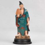 "Inmortal" Gran Figura en porcelana china esmaltada. Trabajo Chino, Siglo XX. Apoya sobre peana de