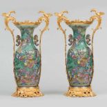 Importante pareja de jarrones chinos en porcelana con montura en bronce dorado. Siglo XIX. Por uno