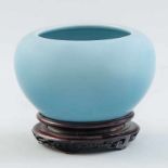 Recipiente en porcelana china color azul celeste. Trabajo Chino, Siglo XX. Buen estado de