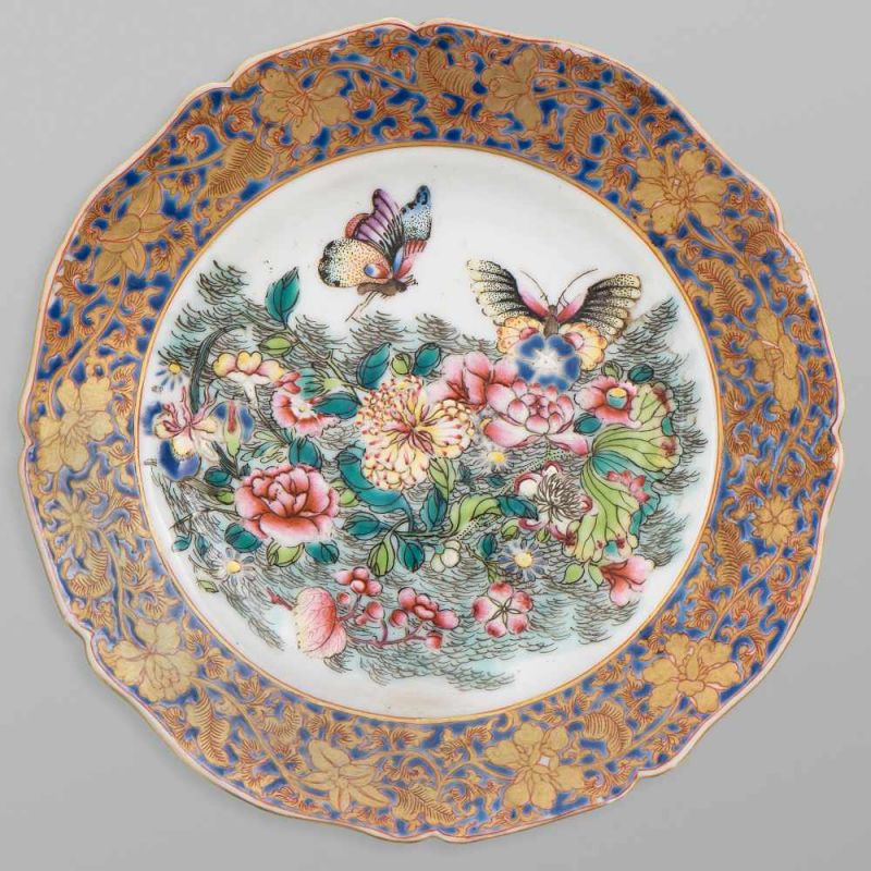 Plato circular de perfil polilobulado en porcelana china. Trabajo Chino, Siglo XX. Presenta