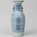 Jarrón en porcelana china azul y blanca. Trabajo Chino, Siglo XIX-XX. Decorado con motivos vegetales