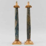 Pareja de lámparas en forma de columnas en madera estucadas y doradas. Siglo XIX-XX Una de las