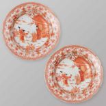 Pareja de platos en porcelana china. Trabajo Chino, Siglo XIX Decorados con motivos florales en rojo