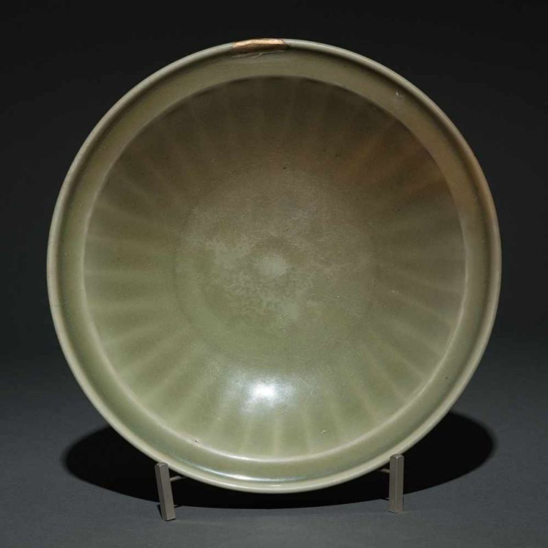 Plato circular en porcelana china de celadón Longquan. Trabajo Chino, Siglo XV-XVI Presenta un