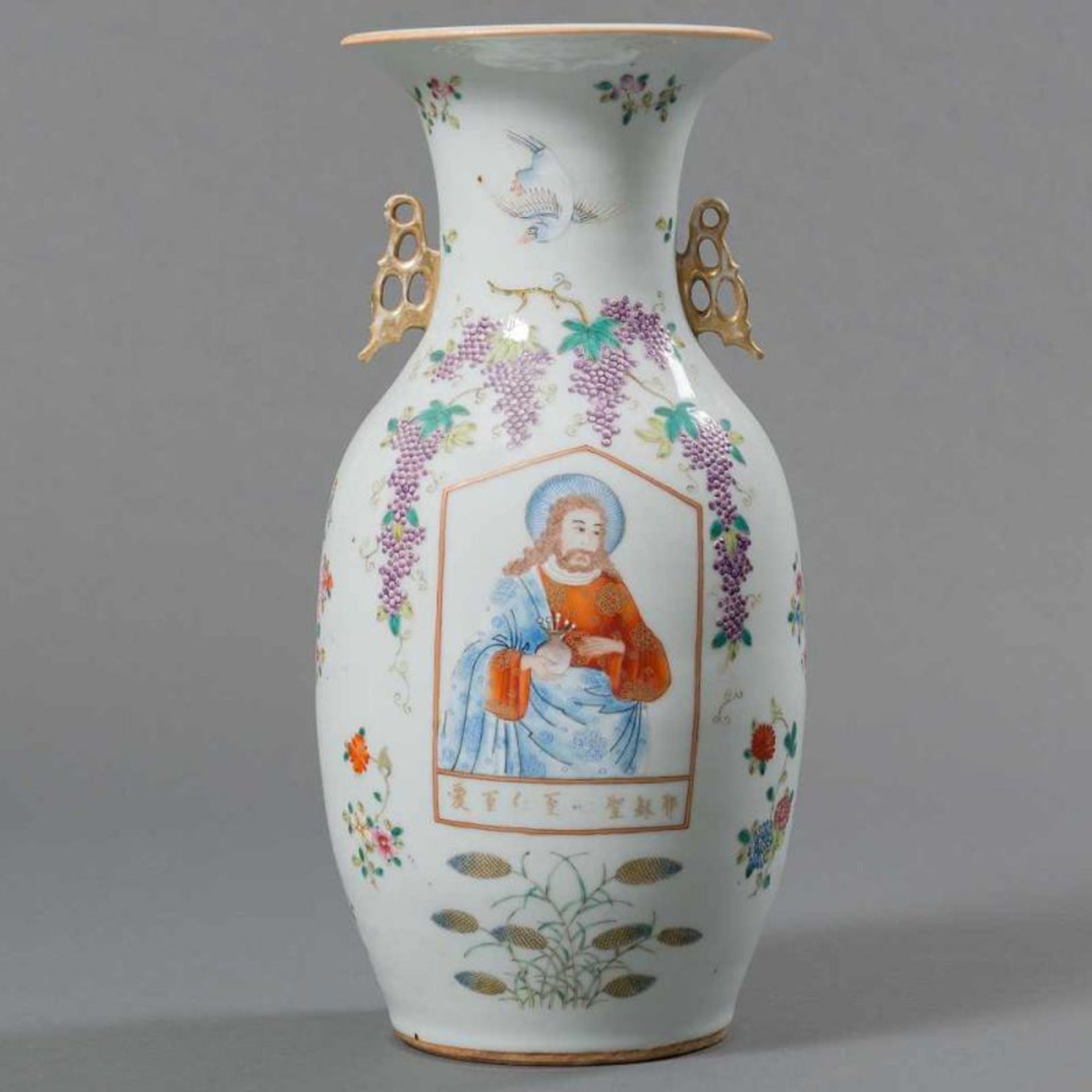 Jarrón en porcelana china. Trabajo Chino, Siglo XIX Presenta decoración de Dios Padre y motivos de