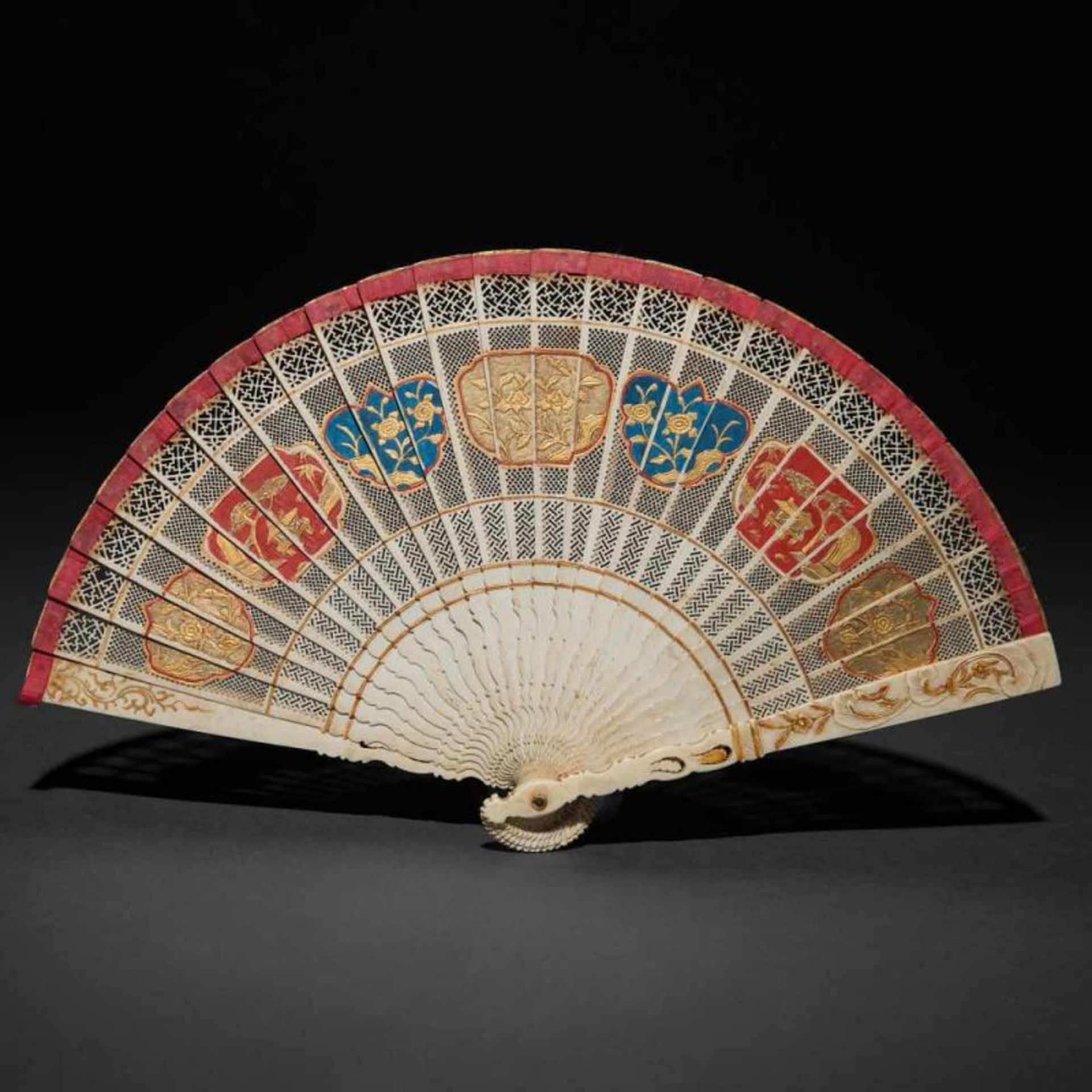 Abanico Chino realizado en marfil tallado. Trabajo Chino, Siglo XVIII Abanico calado con decoración