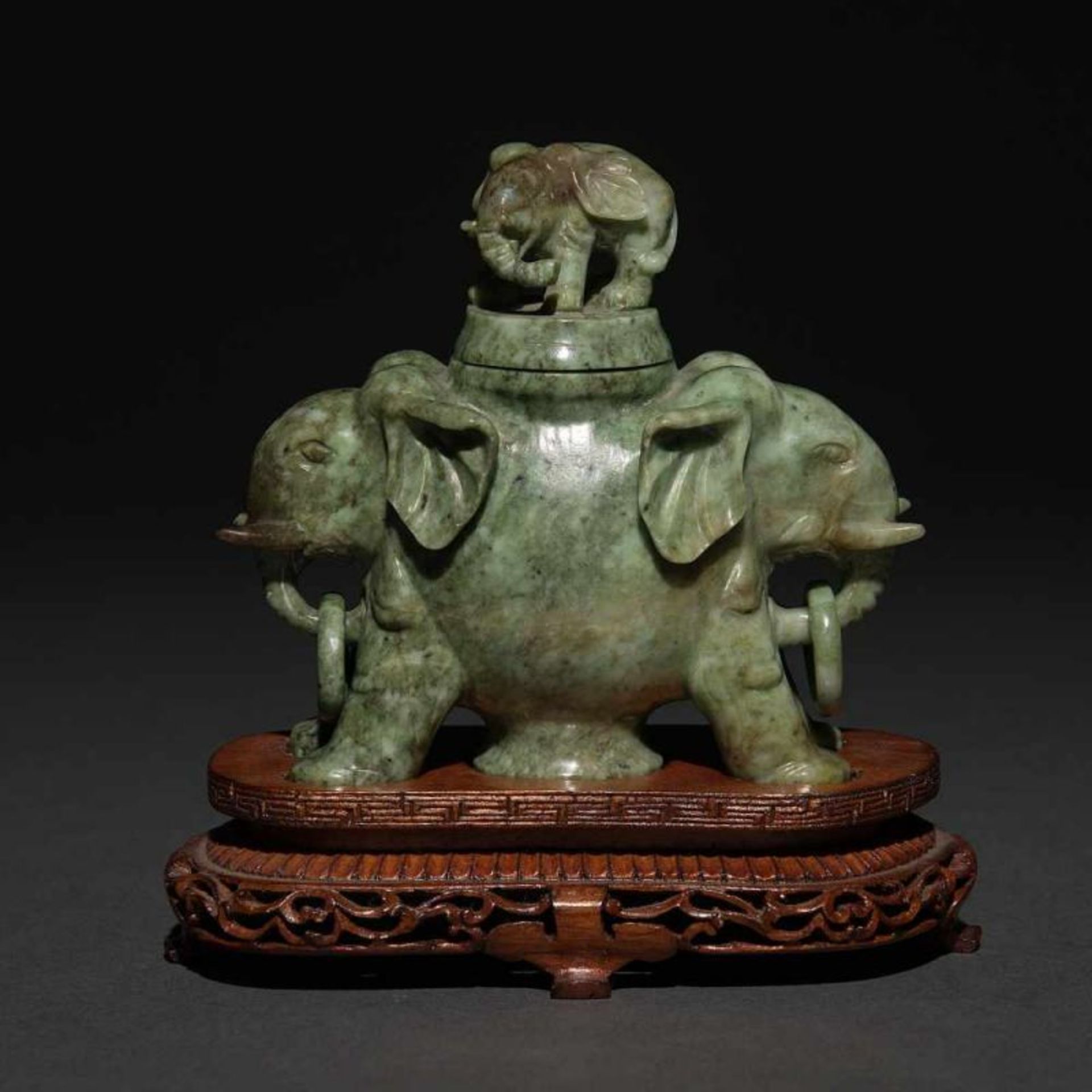 Especiero chino en forma de elefante realizado en jade verde. Trabajo Chino, Siglo XX. Apoya sobre