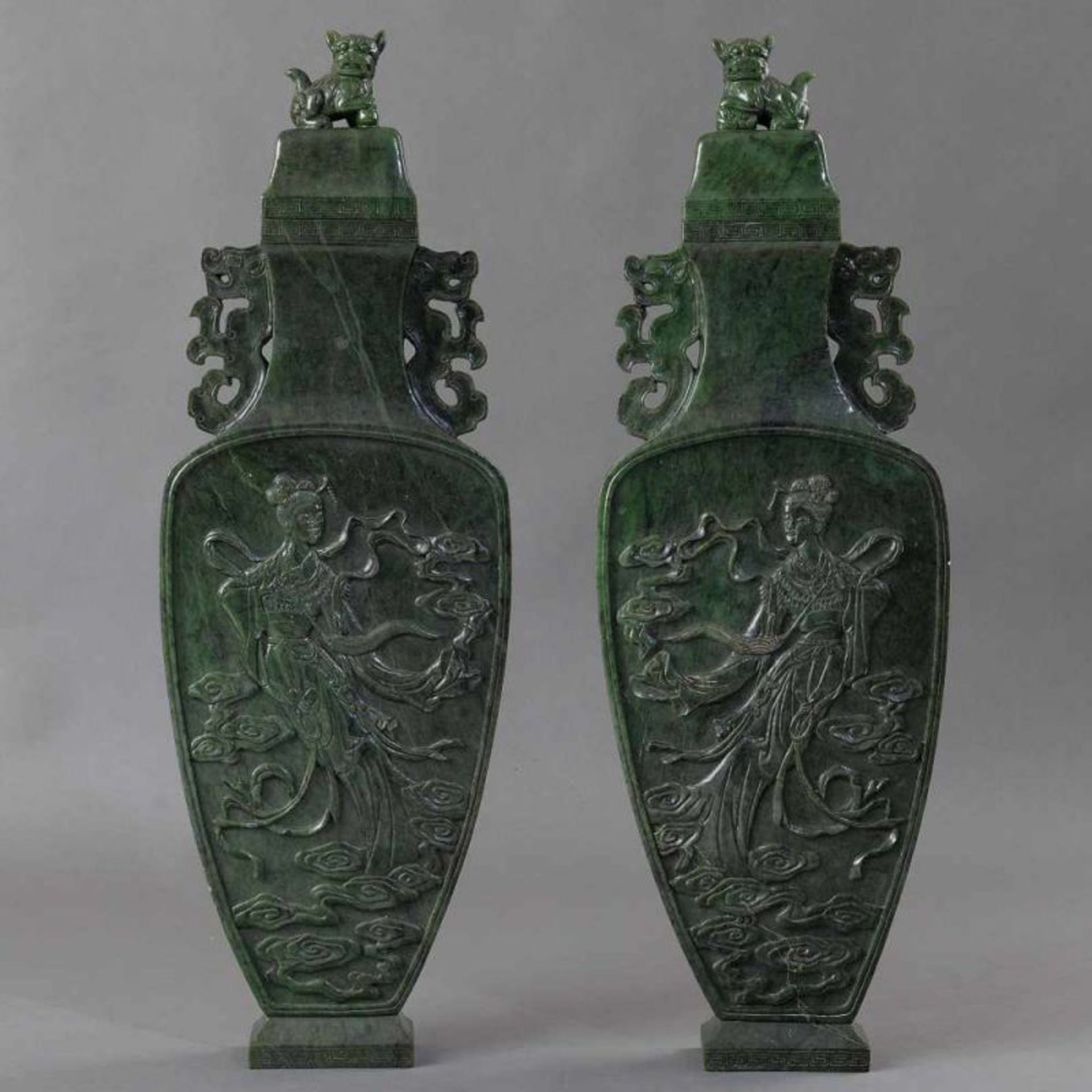 Magnífica pareja de copas en jade verde. Trabajo Chino, Siglo XX. Presentan decoración en relieve