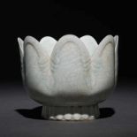 Centro de altar en forma de flor de loto en porcelana china. Trabajo Chino, Siglo XIXBuen estado de