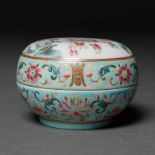 Cajita circular en porcelana China. Trabajo Chino, Siglo XIX-XXLa tapa decorada con escenas de