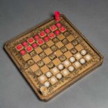 Juego de Ajedrez y Backgammon chino lacado. Trabajo Chino, Siglo XIXFichas en marfil color natural