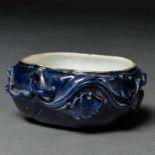 Recipiente en porcelana china color azul. Trabajo Chino, Siglo XIX -XXPresenta motivos florales en