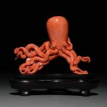 "Pulpo" Figura escultórica realizada en coral rojo. Trabajo Chino, Primer tercio del siglo XXApoya