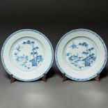 Pareja de platos en porcelana china azul y blanca. Trabajo Chino, Siglo XIXEl asiento decorado con