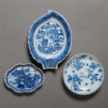 Conjunto de tres pequeñas fuentes en porcelana china azul y blanca. Trabajo Chino, Siglo