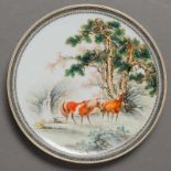 "Caballos en el bosque" Plato circular en porcelana china. Trabajo Chino, Siglo XXMarca en la base.