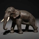 Elefante Japonés en bronce época Meiji. Trabajo Japonés, Siglo XIXPresenta las defensas en marfil.