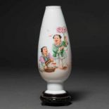 "Niños con Murciélago" Jarrón en porcelana China. Trabajo Chino, Siglo XXEscena Firmada.Marca en la