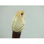 A 1920'S/30'S WALKING CANE, the Japanese carved ivory handle in the form of a frog