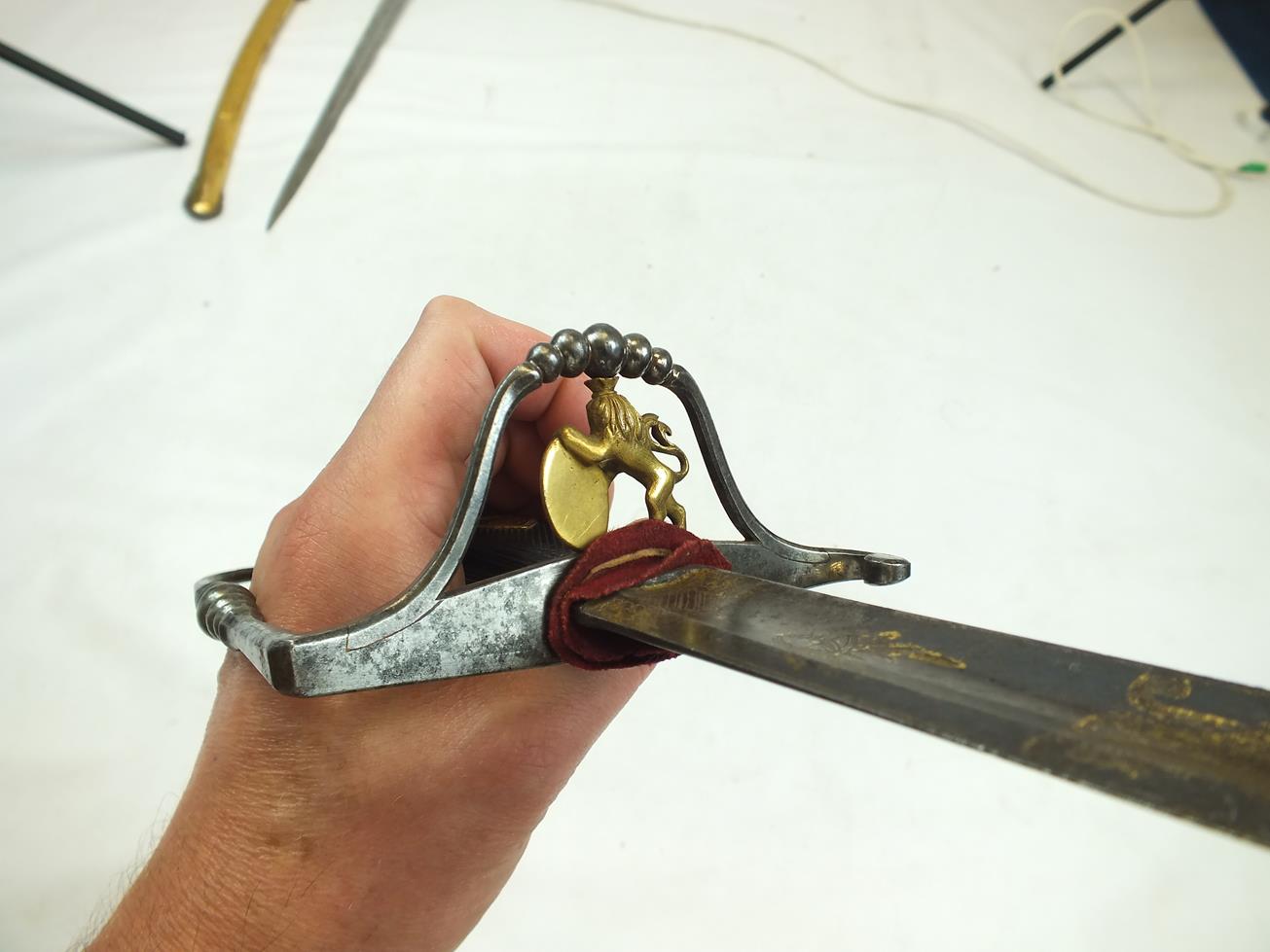 A SCARCE EARLY 19TH CENTURY BAVARIAN FIVE-BALL SPADROON, 84cm blade decorated with floral - Bild 11 aus 16