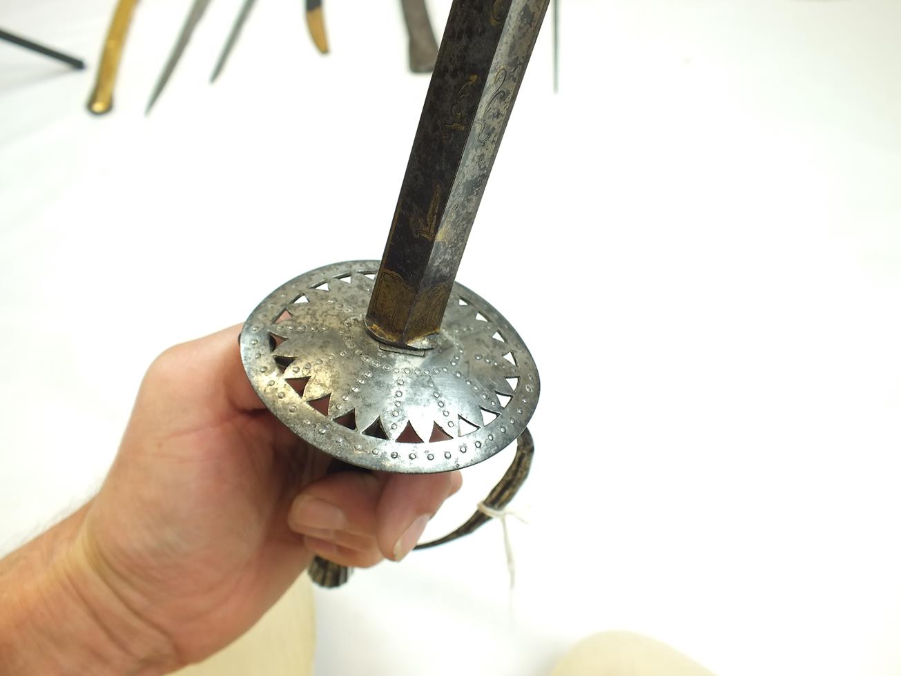 AN EARLY 19TH CENTURY CUT STEEL HILTED SMALLSWORD, 82.5cm triangular section hollow ground blade - Bild 9 aus 12