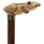 AN EARLY 20TH CENTURY WALKING STICK, the ivory handle carved as a frog about to leap, above silver