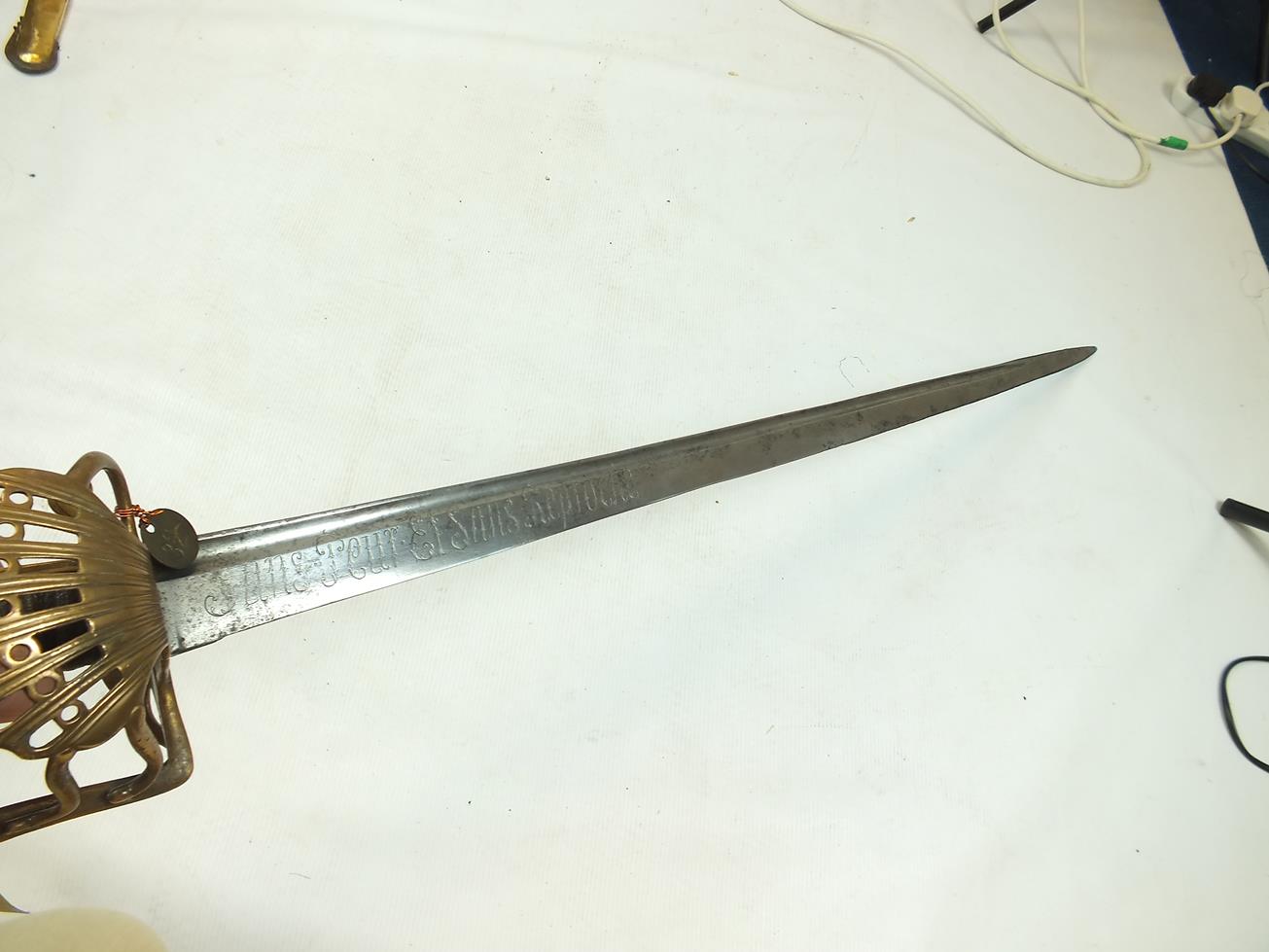 AN 18TH CENTURY FRENCH DRAGOON OFFICER'S SWORD, 89.5cm broad tapering fullered blade etched with the - Image 3 of 14