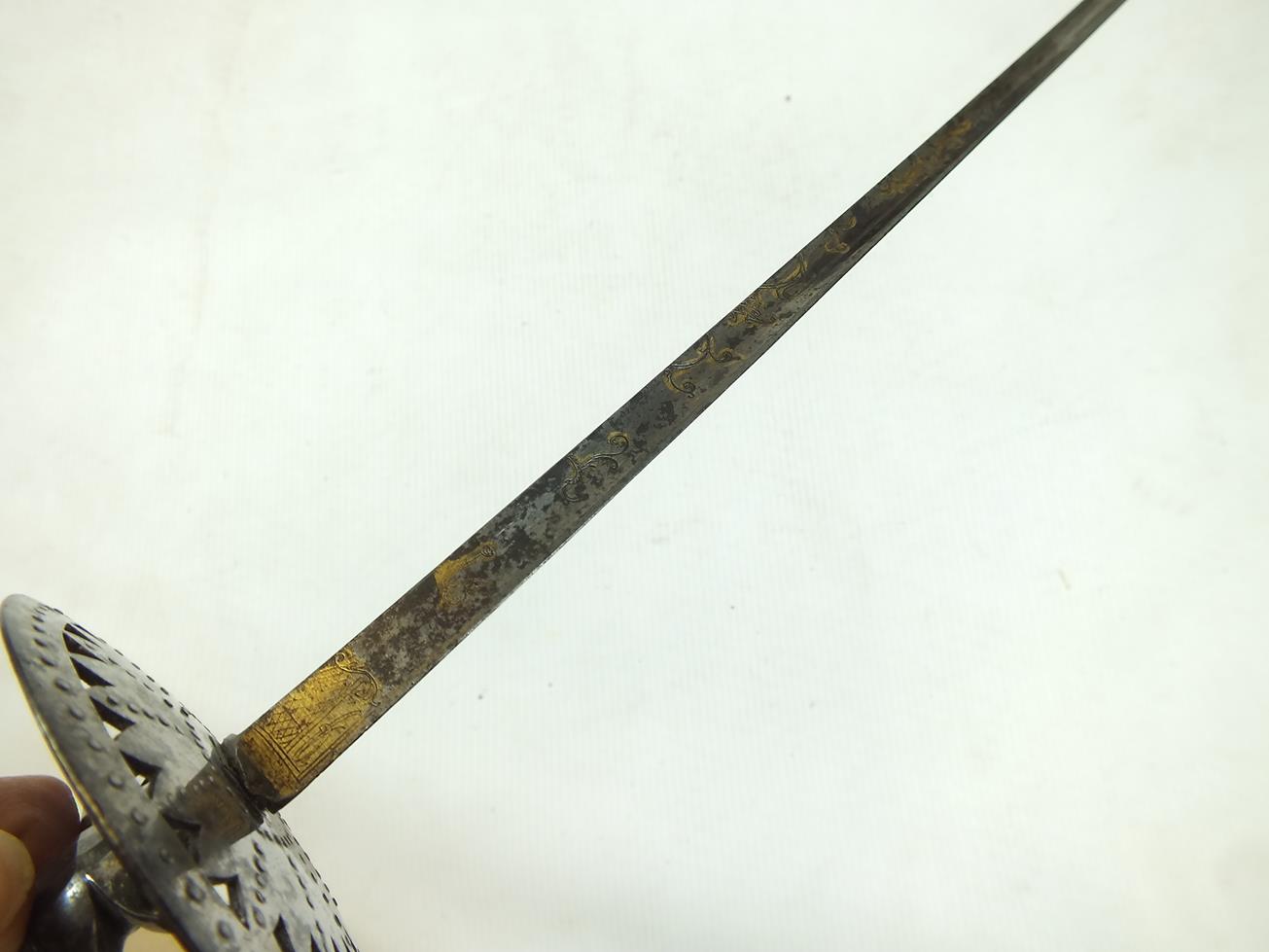 AN EARLY 19TH CENTURY CUT STEEL HILTED SMALLSWORD, 82.5cm triangular section hollow ground blade - Bild 4 aus 12