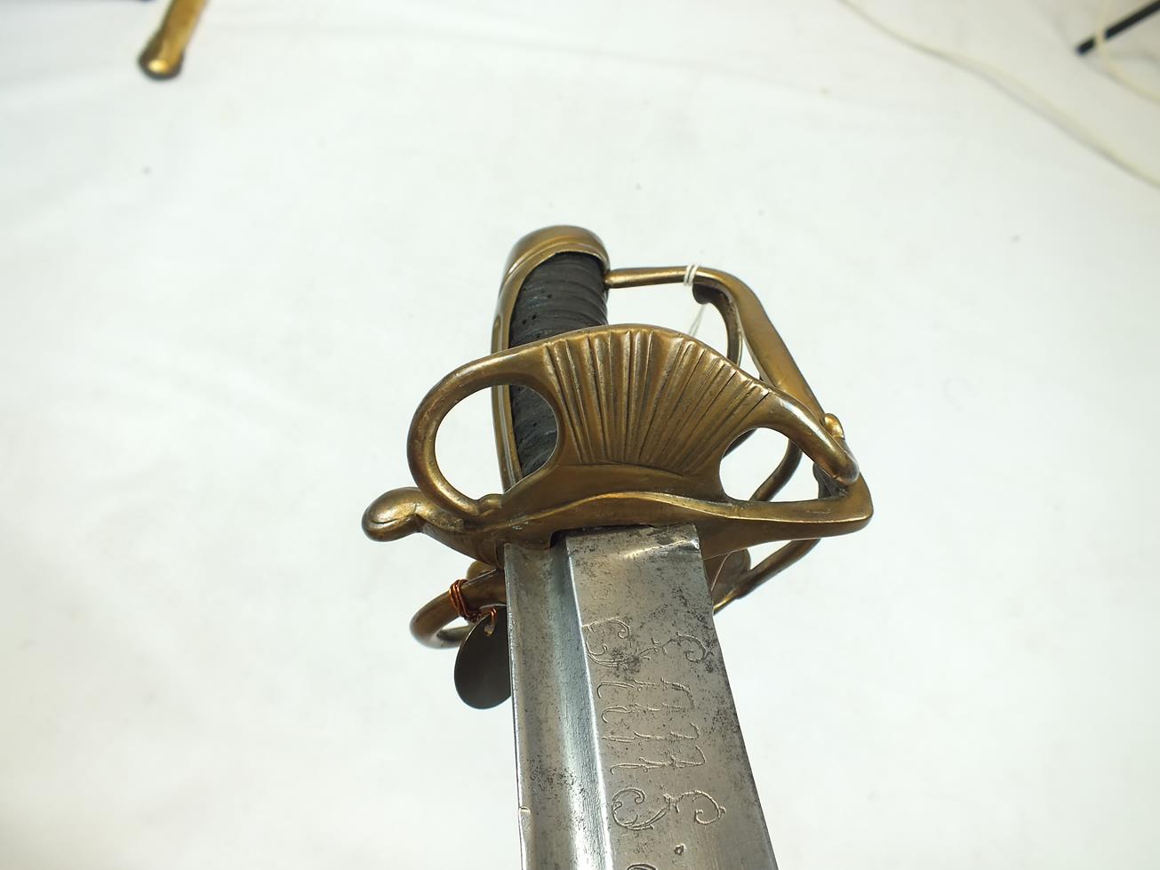 AN 18TH CENTURY FRENCH DRAGOON OFFICER'S SWORD, 89.5cm broad tapering fullered blade etched with the - Image 9 of 14