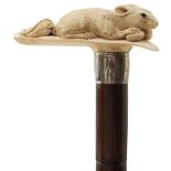 A LATE 19TH/EARLY 20TH CENTURY WALKING STICK, the handle carved as a mouse protecting a cache of