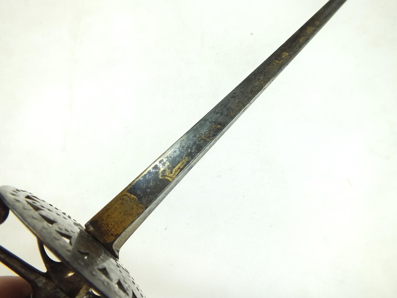 AN EARLY 19TH CENTURY CUT STEEL HILTED SMALLSWORD, 82.5cm triangular section hollow ground blade - Bild 3 aus 12