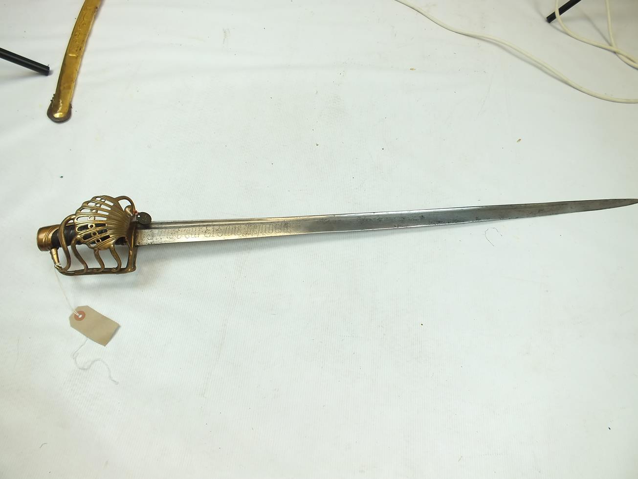 AN 18TH CENTURY FRENCH DRAGOON OFFICER'S SWORD, 89.5cm broad tapering fullered blade etched with the - Image 2 of 14