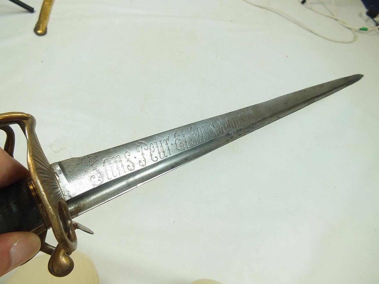 AN 18TH CENTURY FRENCH DRAGOON OFFICER'S SWORD, 89.5cm broad tapering fullered blade etched with the - Image 7 of 14