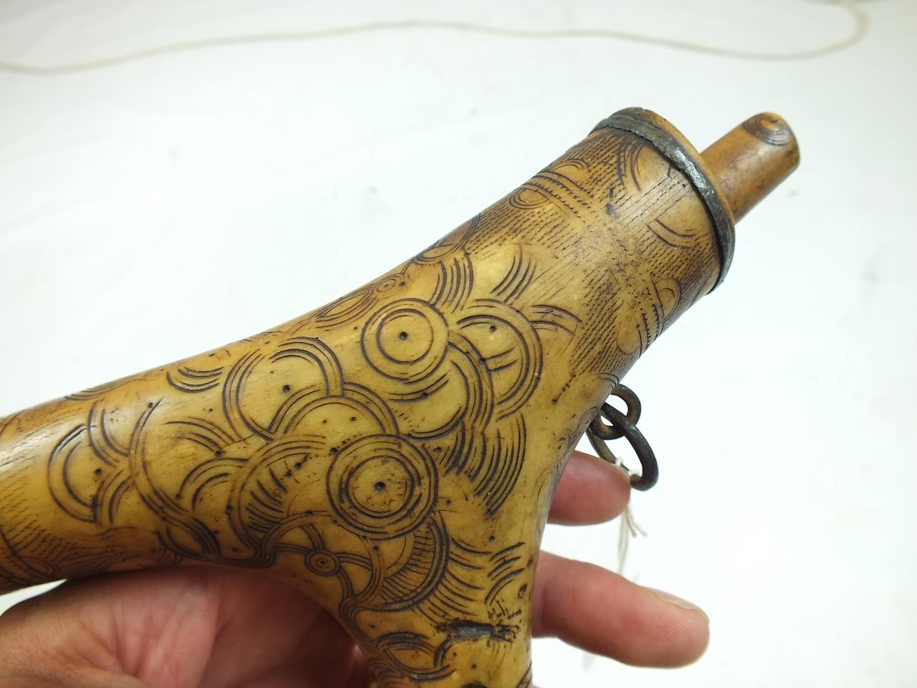 A 17TH CENTURY GERMAN POWDER FLASK, the two-branch stag horn body decorated with panels of geometric - Image 7 of 11