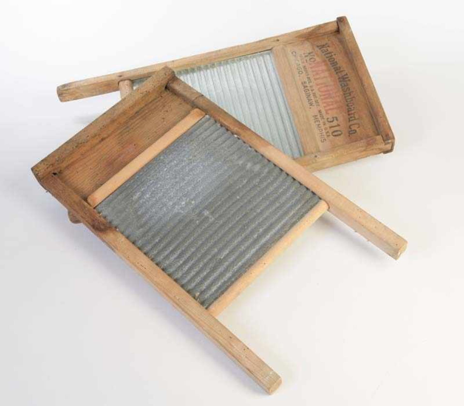 2 Waschbretter, USA, 60 cm, 1x Blech + 1x Glas, schmutzig, Originalzustand 2 Washboards, USA, 1x out