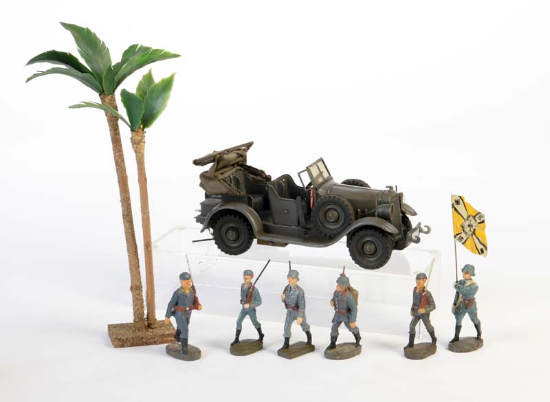 Hausser, Kübelwagen, Palme + 6 marschierende Soldaten, Germany VK, 7-26 cm, ohne Besatzung, Fahnen