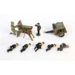 Konvolut Militärspielzeug, 7-13 cm, 6 Elastolin/Lineol Figuren, Gulaschkanone + MG Schütze aus