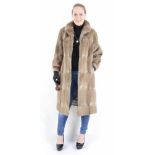 Schöner weicher Bisam Pelzmantel, lang, nice soft muskrat Fur coat, long, Size 38/40sehr weiche