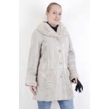 Frauen Lammfell Jacke, Pelzjacke, hellgrau, Aussen gemustertes Leder, Innen: weiches Lammfell,