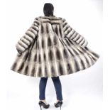 Hochwertiger Chinchilla Pelzmantel knielang, FANTASTIC SOFTY CHINCHILLA FUR COAT, Size: 46 / 48 -