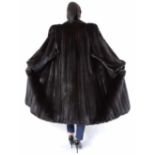 Modischer langer Pelzmantel, Nermantel dunkel braun, leicht, modern female Mink fur Coat, dark