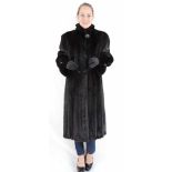 Moderner Pelzmantel, Female dunkel braun / schwarzer Nerzmantel, lang, modern brown/black Mink Fur